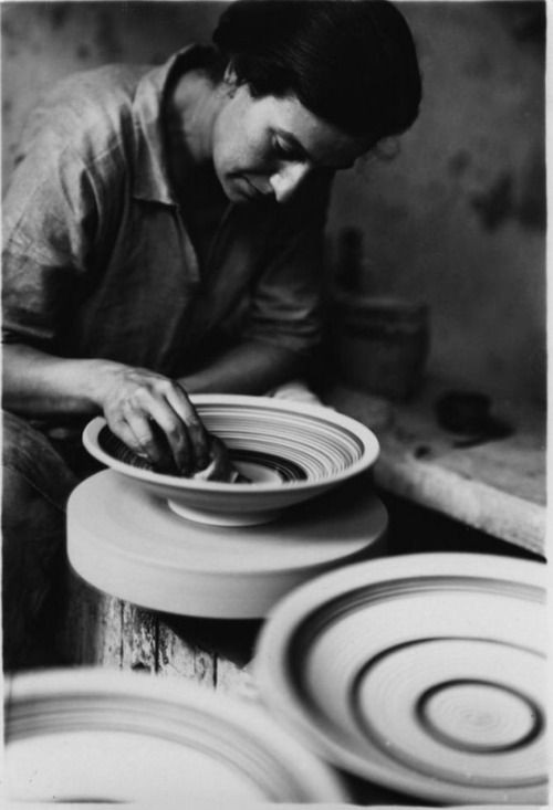 artigiana modellatrice ceramica